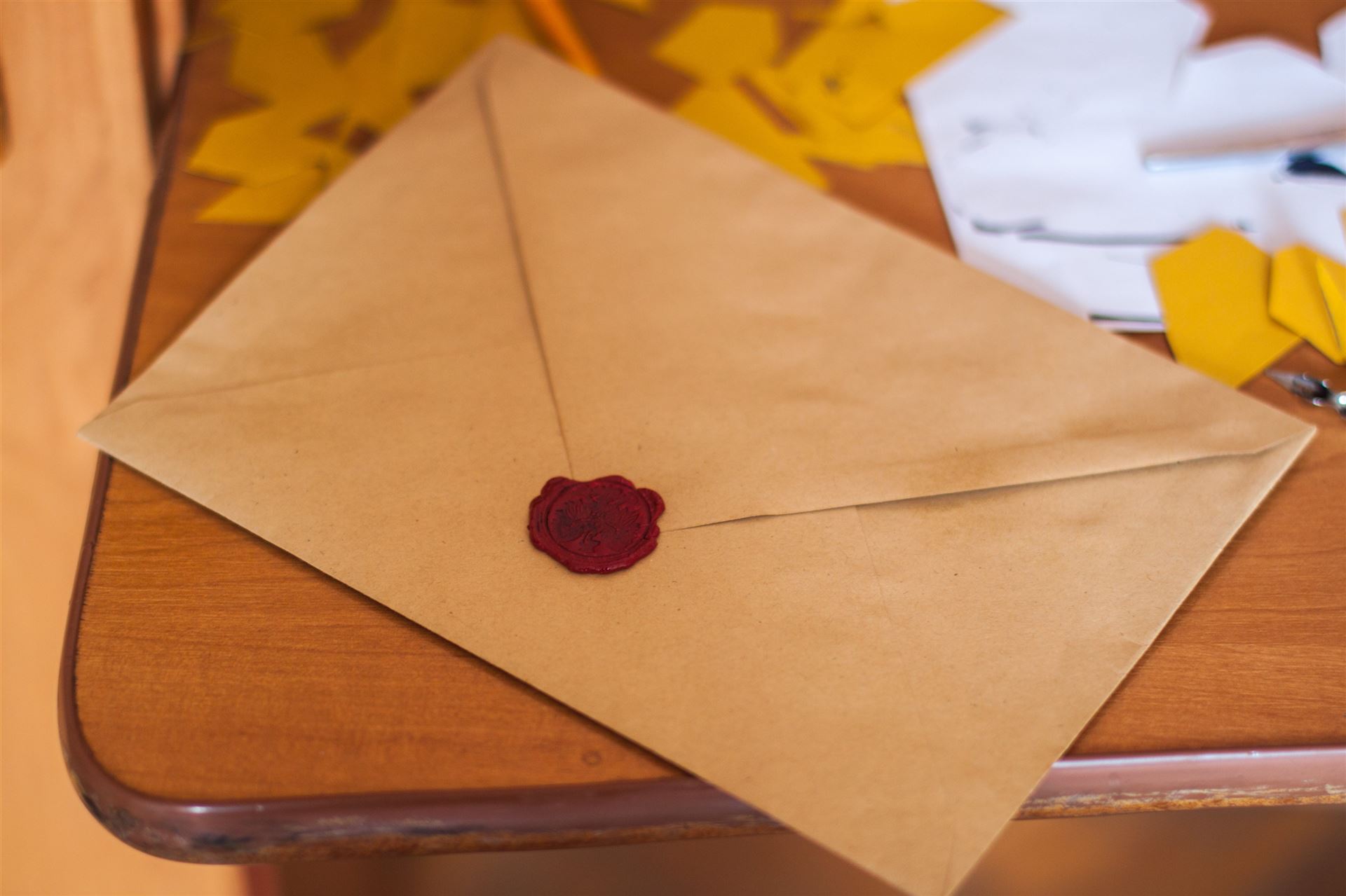 Brown Paper Envelope Auf Dem Tisch